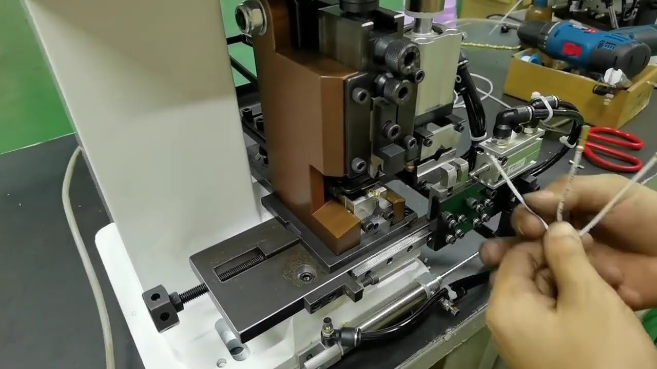 เครื่อง Crimp ขั้วต่อสายไฟแบบต่อเนื่อง - การทำงานตรงแนว ความเร็วสูง