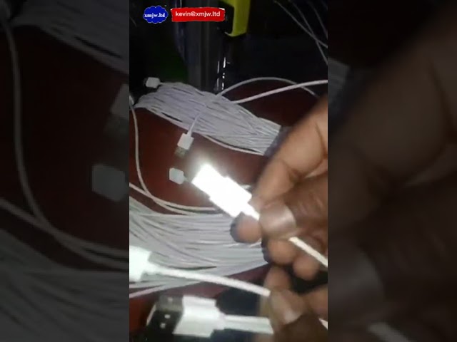 เครื่องฉีดพลาสติกแนวตั้งสำหรับผลิตสาย USB Mini ราคาเครื่องจักรอัตโนมัติ